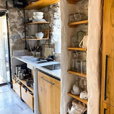 بيت للعطل Stone House With Pool