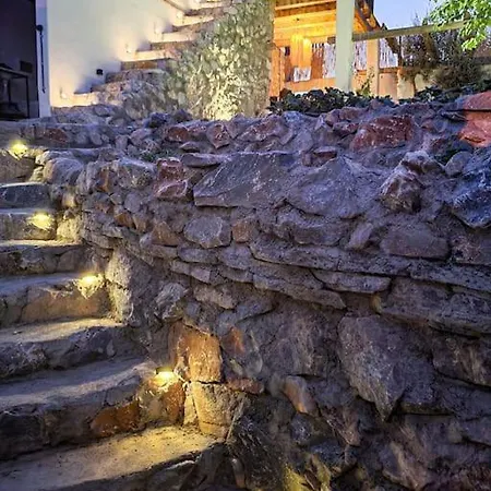 بيت للعطل Stone House With Pool موجلا