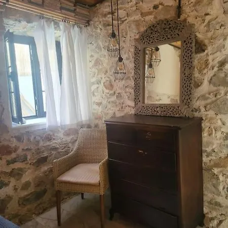 Stone House With Pool بيت للعطل