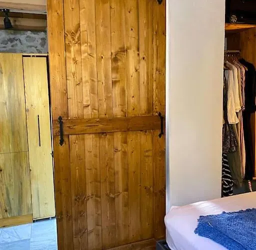 Prázdninový dům Stone House With Pool